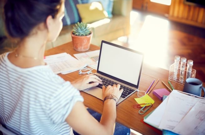 Organizzare uno spazio di lavoro in casa quando non c’è lo studio