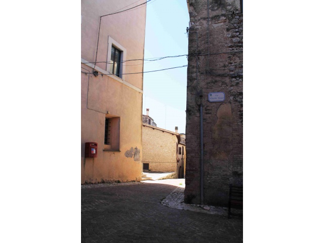 Tipologia Immobile: palazzo/terratetto Provincia: rieti Comune: fara in sabina Località: centro urbano Indirizzo: via vittorio veneto
