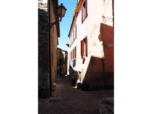 Tipologia Immobile: palazzo/terratetto Provincia: rieti Comune: fara in sabina Località: centro urbano Indirizzo: via vittorio veneto