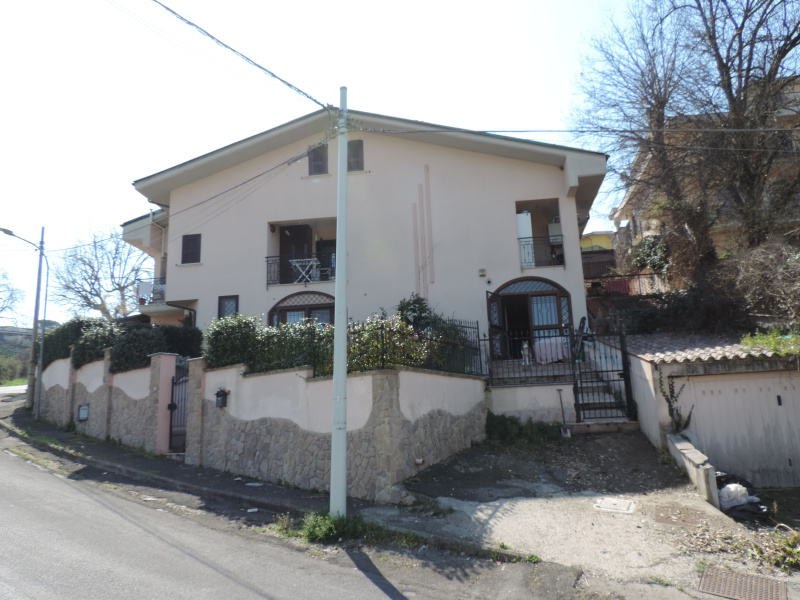 Tipologia Immobile: villa/indipendente Provincia: roma Comune: guidonia montecelio Località: pichini Indirizzo: Via Raffaello Sanzio