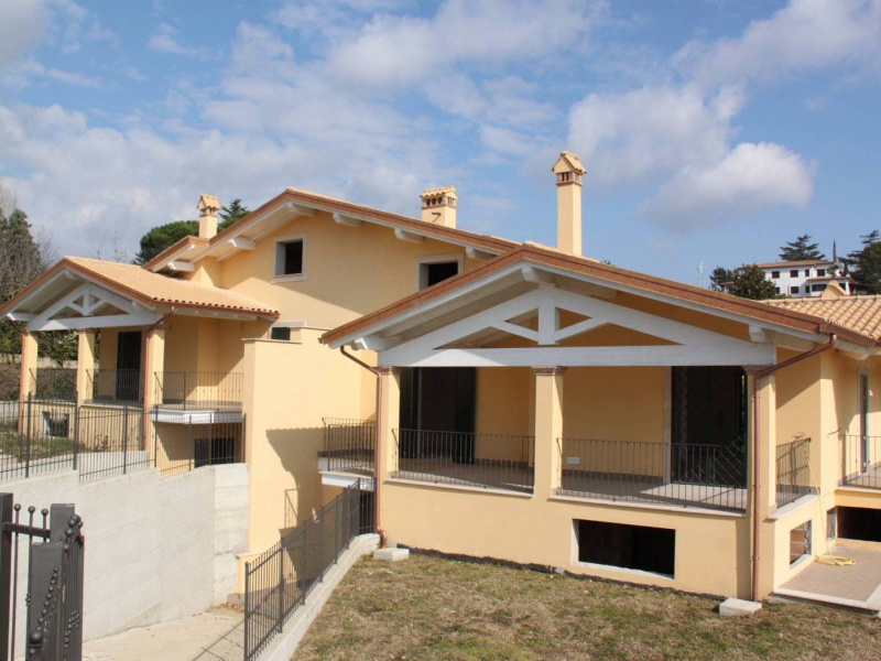 Tipologia Immobile: villa/indipendente Provincia: roma Comune: riano Località: colle delle rose Indirizzo: Via del Ciclamino