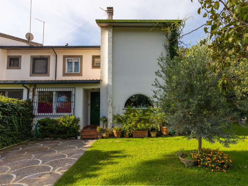 Tipologia Immobile: villa/indipendente Provincia: roma Comune: roma Località: casal palocco Indirizzo: Viale Timocle