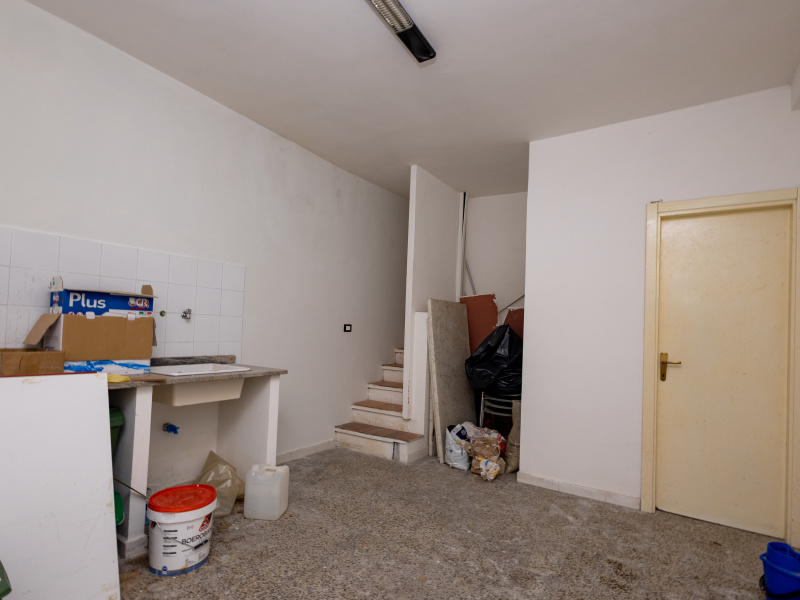 Tipologia Immobile: negozio Provincia: roma Comune: frascati Località: centro Indirizzo: Via Cairoli