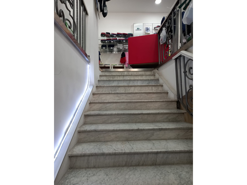 Tipologia Immobile: negozio Provincia: roma Comune: roma Località: campitelli - centro storico Indirizzo: Via Arenula