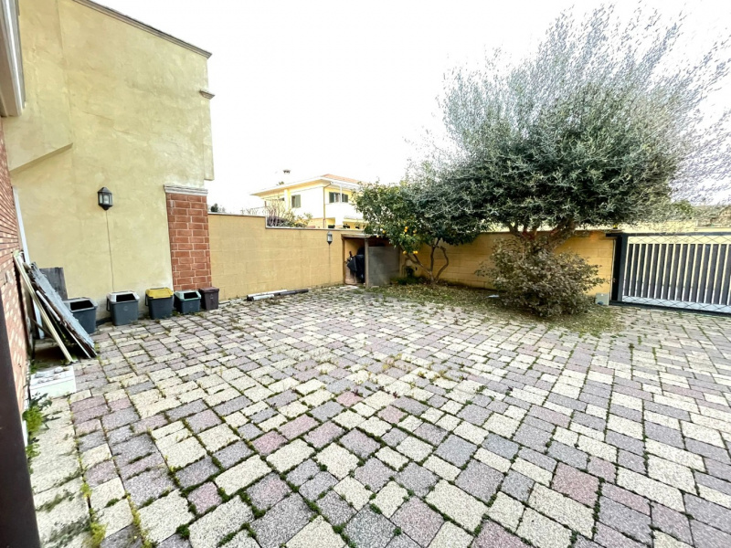 Tipologia Immobile: villa/indipendente Provincia: roma Comune: anzio Località: lavinio centro ecumenico Indirizzo: Via di Valle Schioia