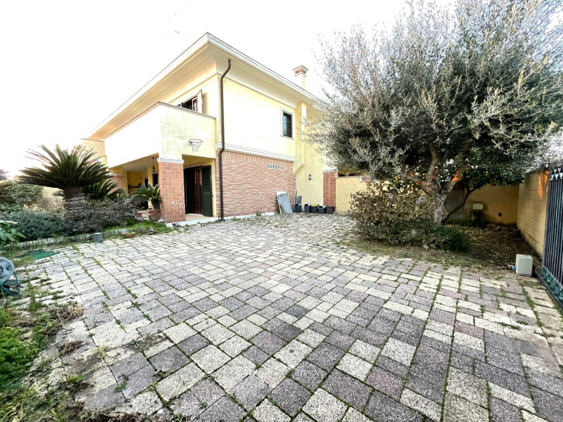 Tipologia Immobile: villa/indipendente Provincia: roma Comune: anzio Località: lavinio centro ecumenico Indirizzo: Via di Valle Schioia