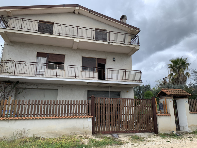 Tipologia Immobile: villa/indipendente Provincia: rieti Comune: fara in sabina Località: centro urbano Indirizzo: Via Giovanni Tinto
