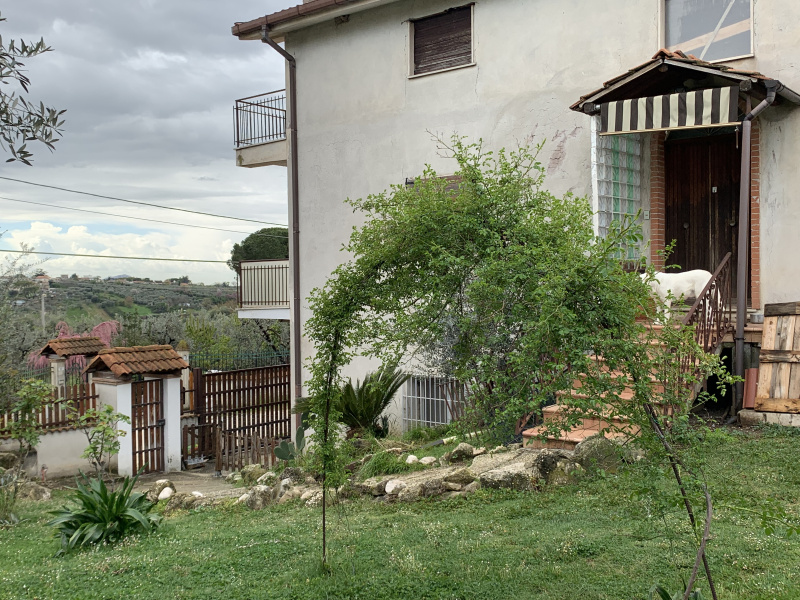 Tipologia Immobile: villa/indipendente Provincia: rieti Comune: fara in sabina Località: centro urbano Indirizzo: Via Giovanni Tinto