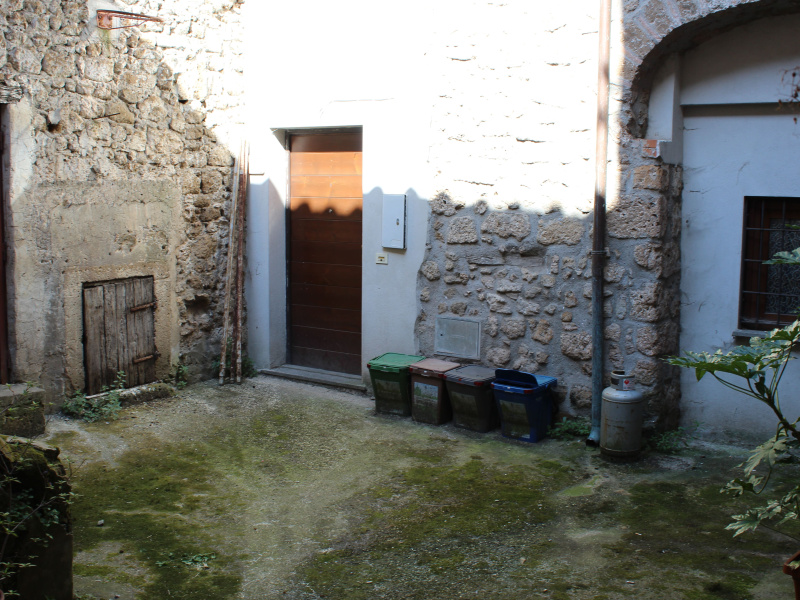 Tipologia Immobile: palazzo/terratetto Provincia: viterbo Comune: capranica Località:  Indirizzo: Via Acqua alle Rupi