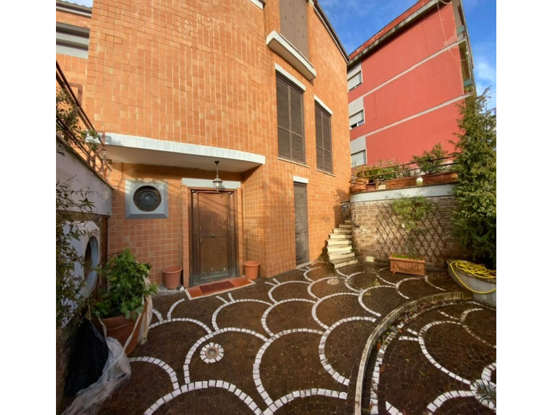 Tipologia Immobile: villa/indipendente Provincia: roma Comune: poli Località:  Indirizzo: Via Tivoli