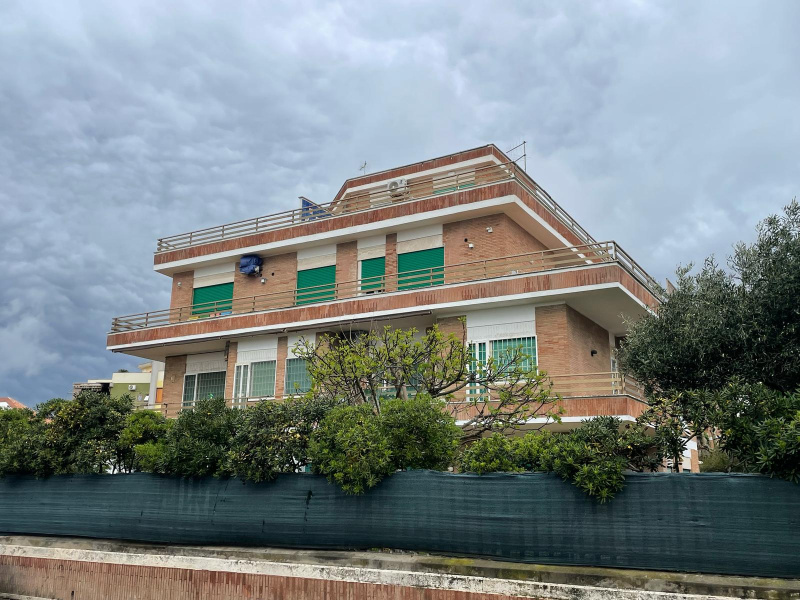 Tipologia Immobile: appartamento Provincia: roma Comune: anzio Località: lavinio mare Indirizzo: Lungomare Enea