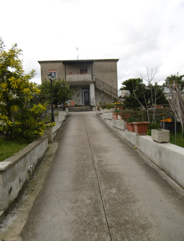 Tipologia Immobile: appartamento Provincia: roma Comune: roma Località: pisana Indirizzo: Via Samugheo