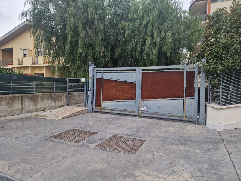 Tipologia Immobile: box Provincia: roma Comune: roma Località: madonnetta Indirizzo: Via Giacinto Bicurin