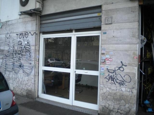Tipologia Immobile: negozio Provincia: roma Comune: roma Località: cinecittà - don bosco Indirizzo: Via Papiria