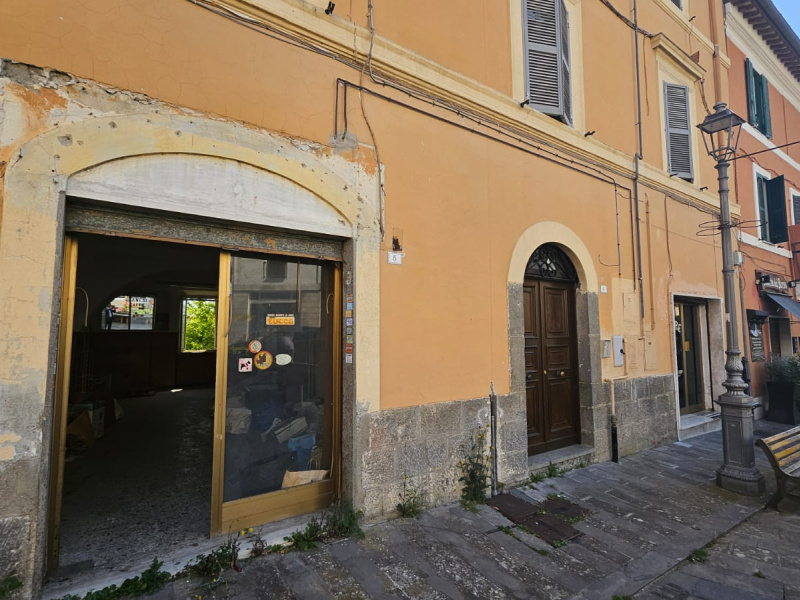 Tipologia Immobile: locale commerciale / negozio Provincia: roma Comune: bracciano Località: centro storico Indirizzo: Piazza Roma