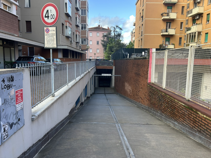 Tipologia Immobile: posto auto Provincia: bologna Comune: bologna Località: savena Indirizzo: Via Emilia Levante