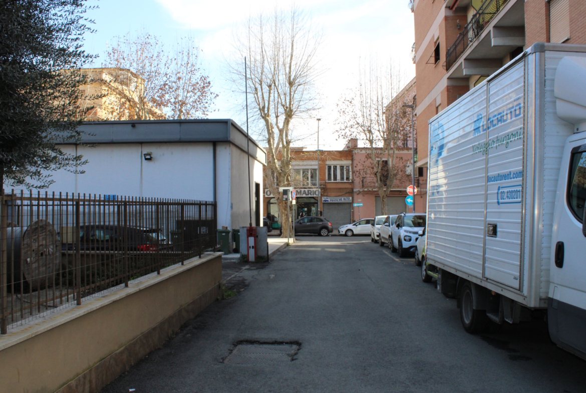 Tipologia Immobile: garage / autorimessa Provincia: roma Comune: guidonia montecelio Località: guidonia Indirizzo: Via Antonio Locatelli