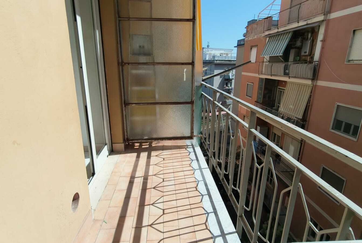 Tipologia Immobile: appartamento Provincia: napoli Comune: napoli Località: bagnoli Indirizzo: Via di Niso