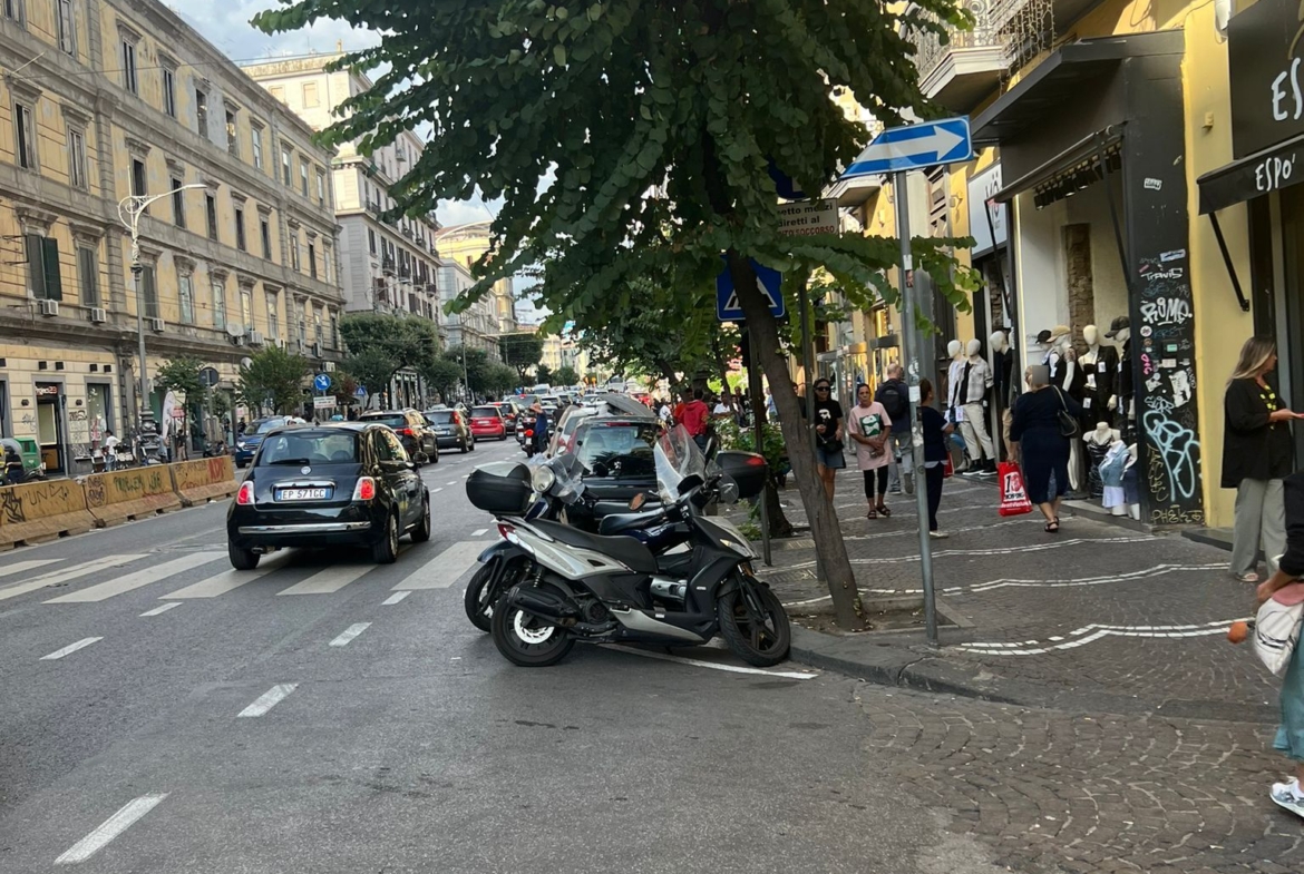 Tipologia Immobile: appartamento Provincia: napoli Comune: napoli Località: ferrovia Indirizzo: Supportico Carminiello al Mercato