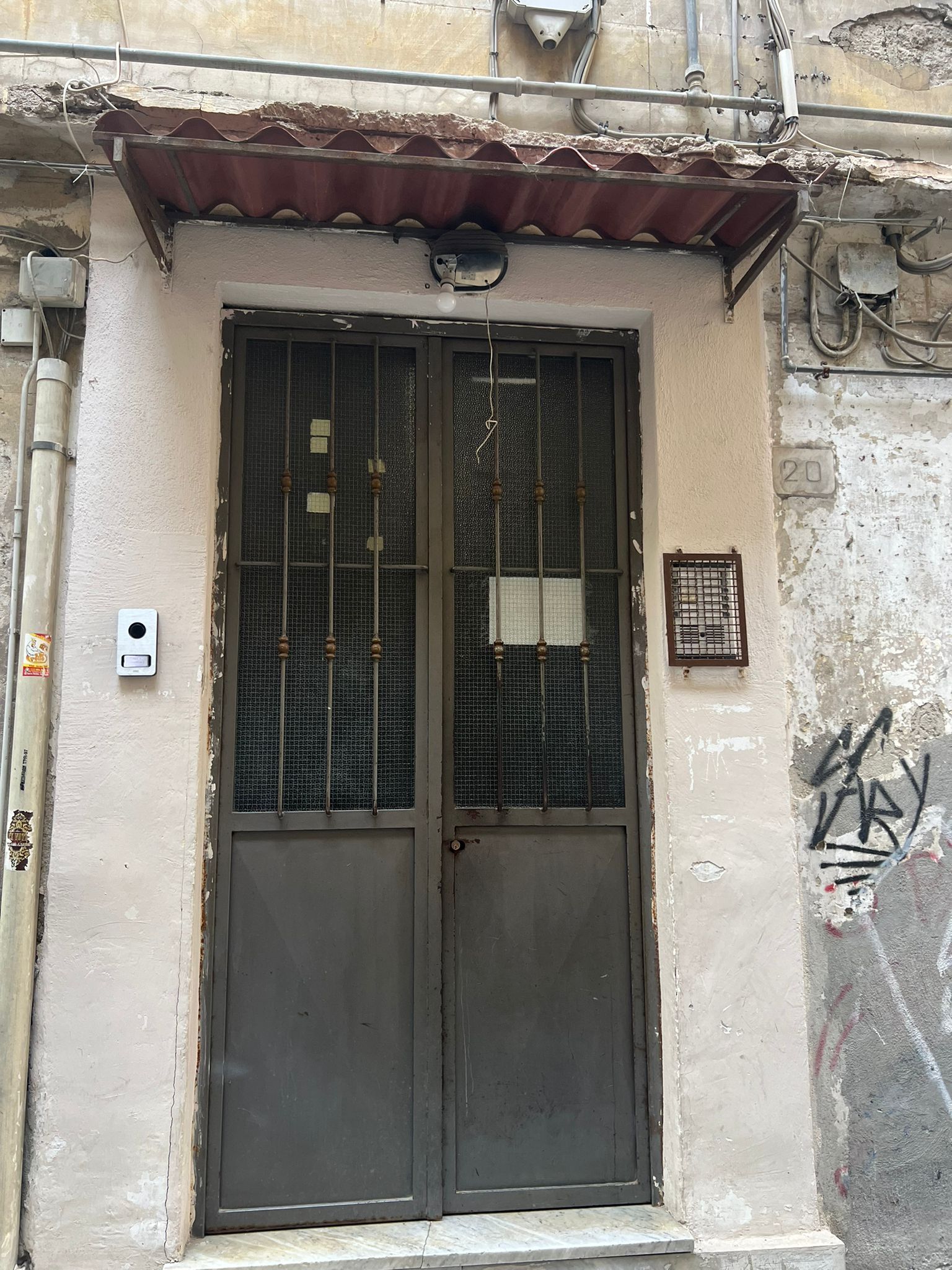 Tipologia Immobile: appartamento Provincia: napoli Comune: napoli Località: ferrovia Indirizzo: Supportico Carminiello al Mercato